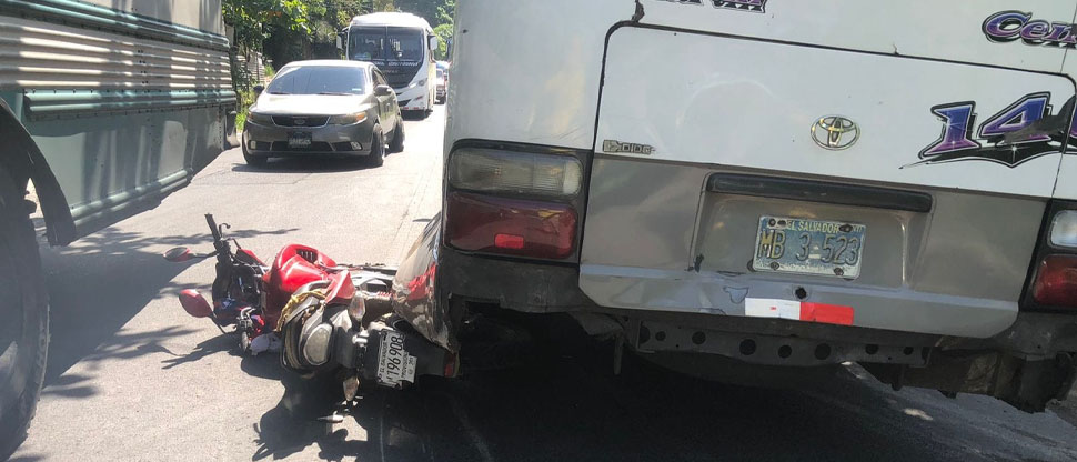 Auxilian a motociclista lesionado en fuerte choque en Soyapango