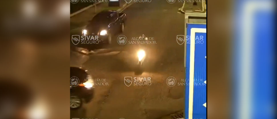 Automovilista lanza por los aires a motociclista tras fuerte choque