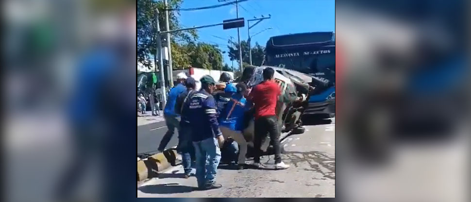 Camioneta vuelca frente al Hospital Amatepec, en el bulevar del Ejército