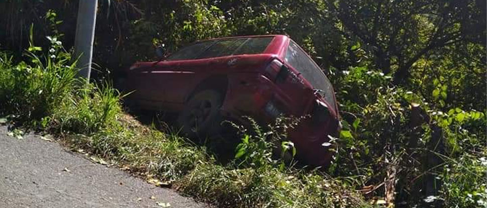 Automovilista pierde el control de su vehículo y se sale de la carretera en Morazán