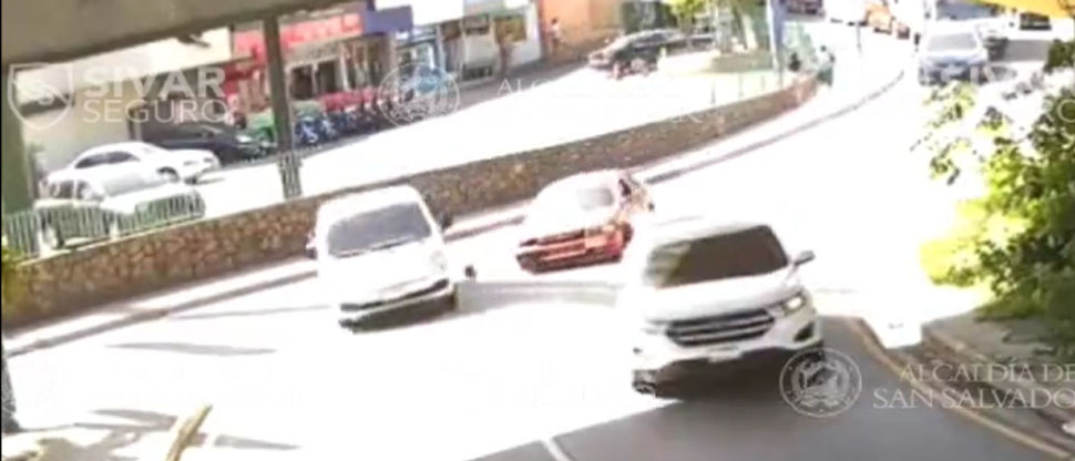 Captan instante cuando carro provoca fuerte accidente en redondel Árbol de la Paz