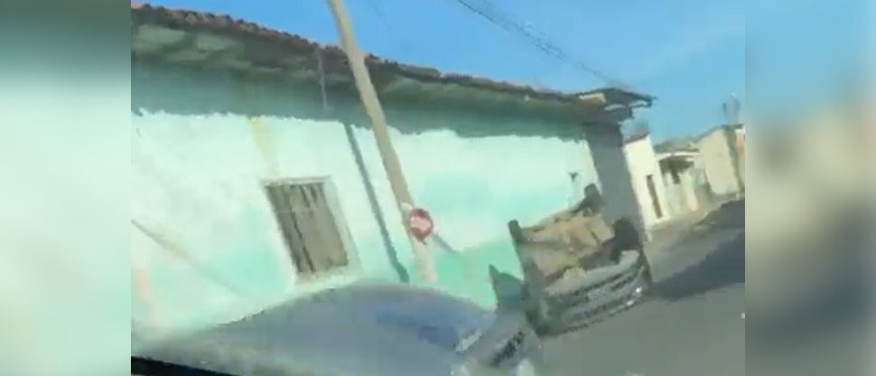 Carro particular vuelca tras fuerte choque contra pick up en San Miguel