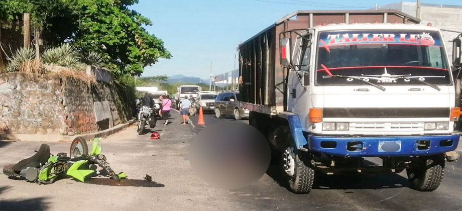 Motociclista fallece tras chocar con camión en Chalatenango