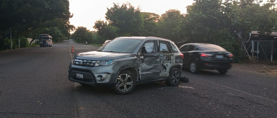 Automovilista a excesiva velocidad invade carril y provoca grave accidente en Ahuachapán