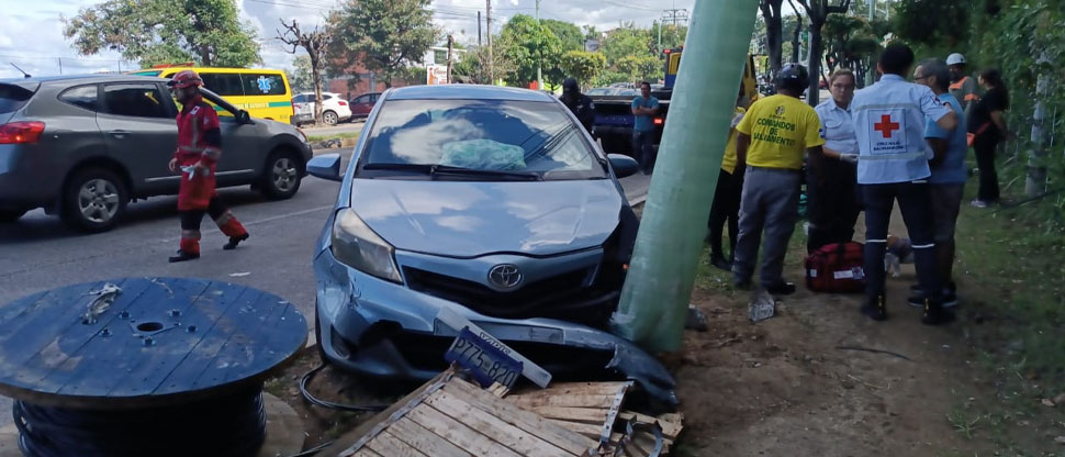 Automovilista se estrella contra poste en la carretera a Comalapa