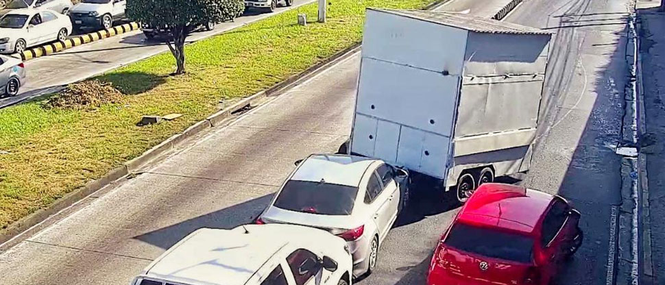 Carro queda debajo de remolque tras fuerte choque en el bulevar del Ejército 