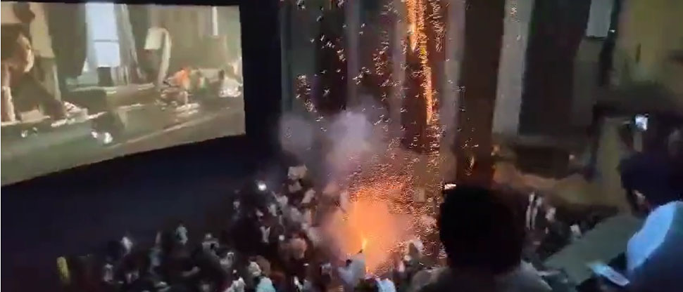 Fanáticos de Salman Khan lanzan fuegos artificiales en sala de cine y casi provocan tragedia