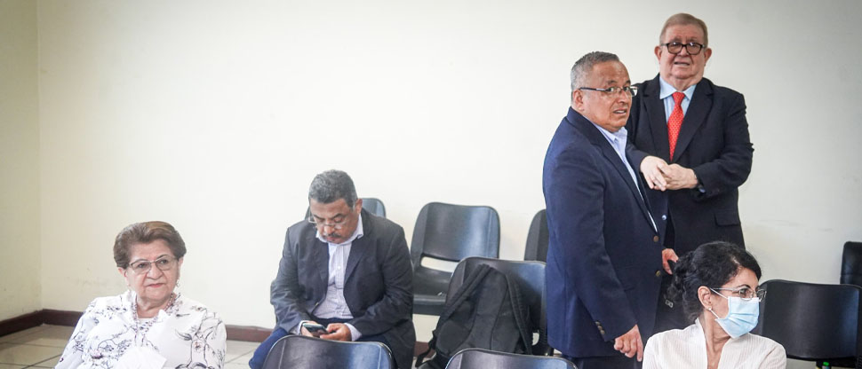 Condenan a exfuncionarios del FMLN por recibir sobresueldos
