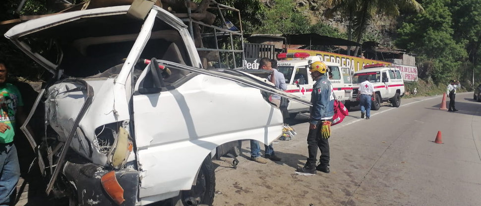 Carro se estrella contra paredón en la carretera a Los Chorros, hay 2 personas lesionadas