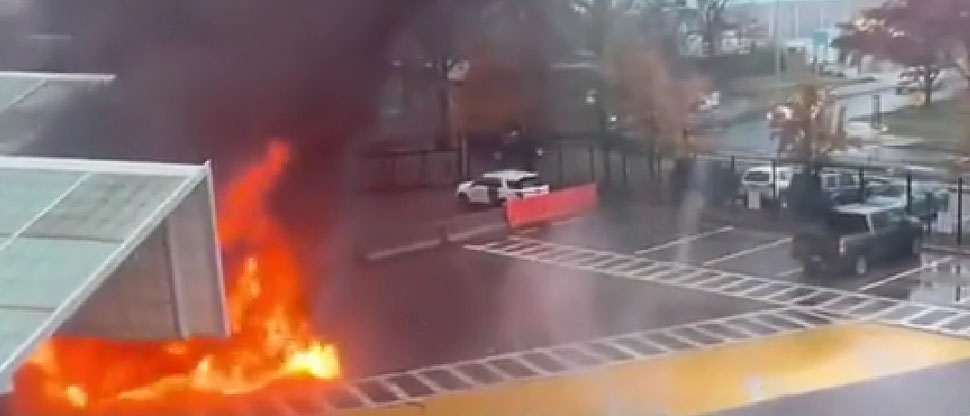 Este es el instante de la explosión de carro en las cataratas del Niágara, Estados Unidos