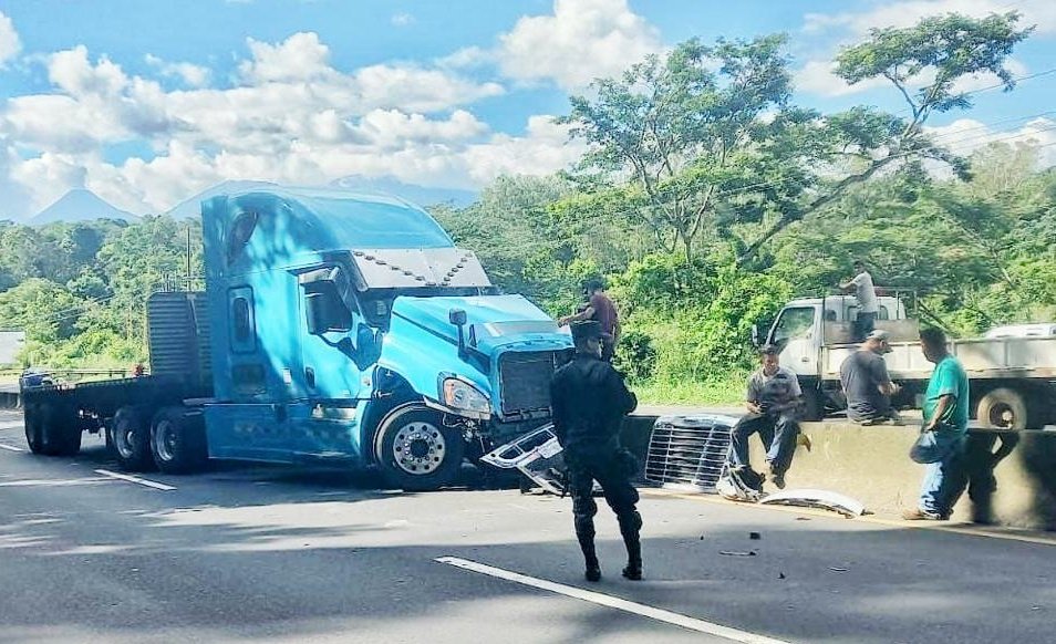 Rastra impacta un carro sedán en carretera a Sonsonate: El paso está restringido