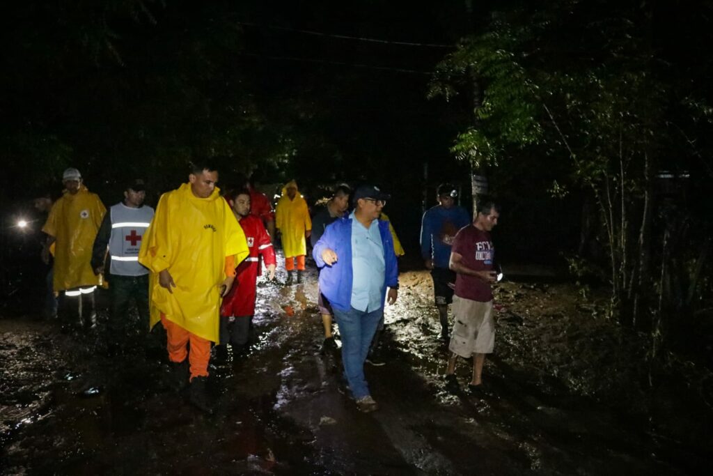 Evacúan a familias tras desbordamiento de río en Usulután