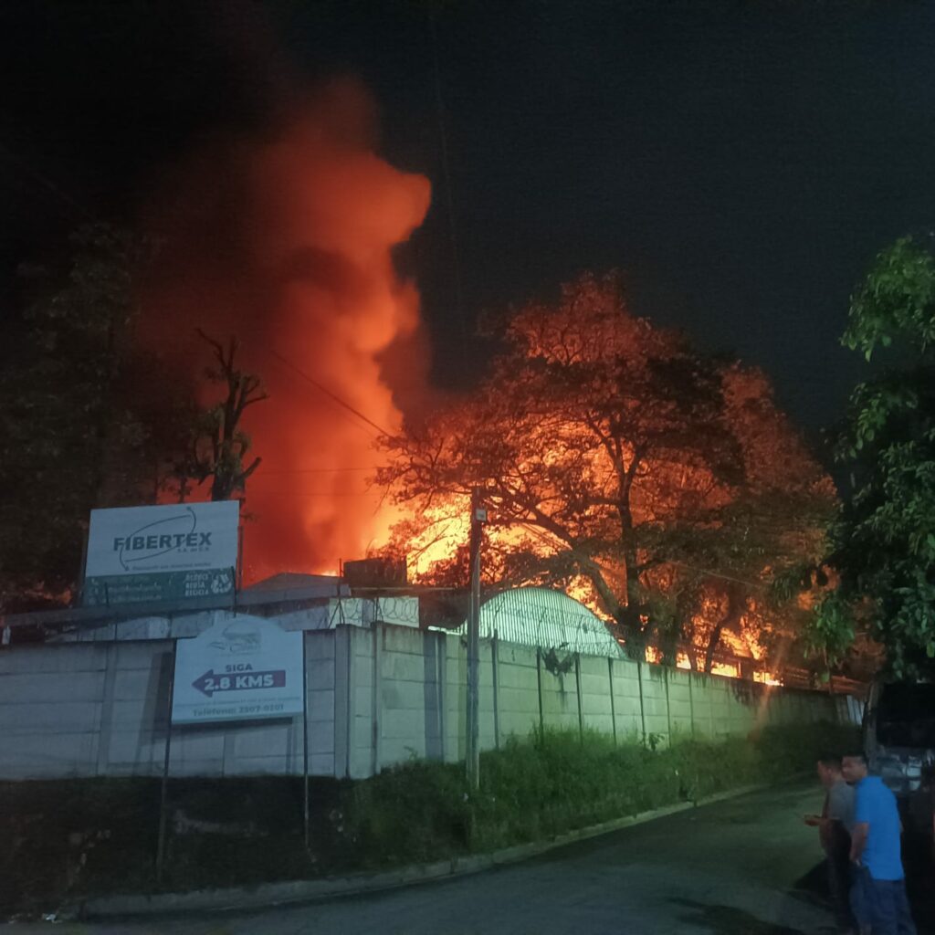 Un fuerte incendio se registra esta madrugada en fábrica de Soyapango