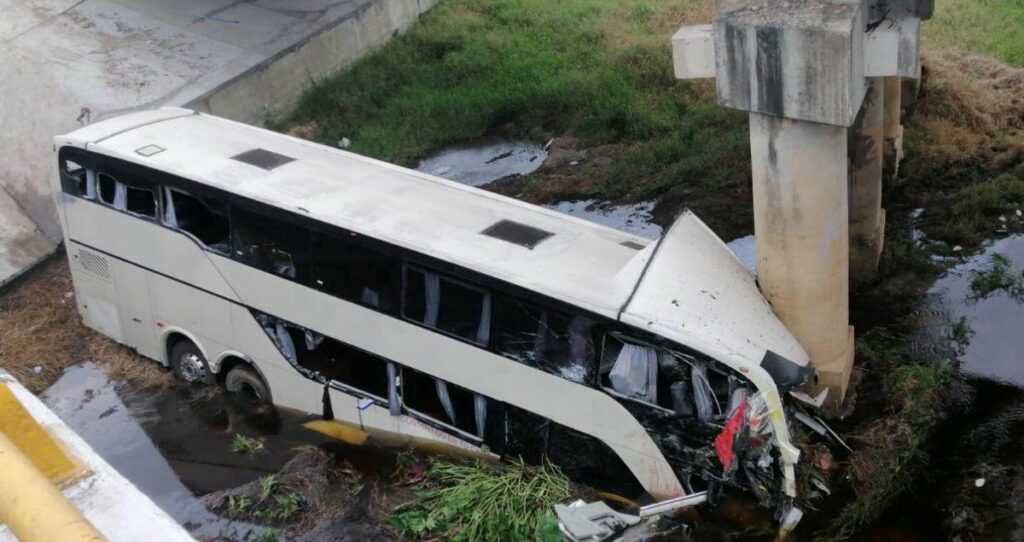 Tragedia en México: Autobús de turismo cae de un puente y deja 12 fallecidos