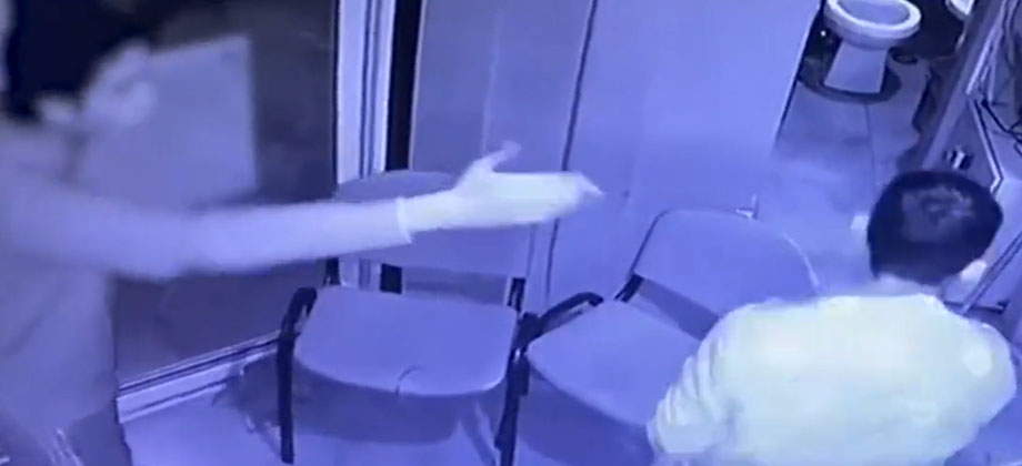 Sujeto golpea a vigilante en residencial por negarse a identificarse en México
