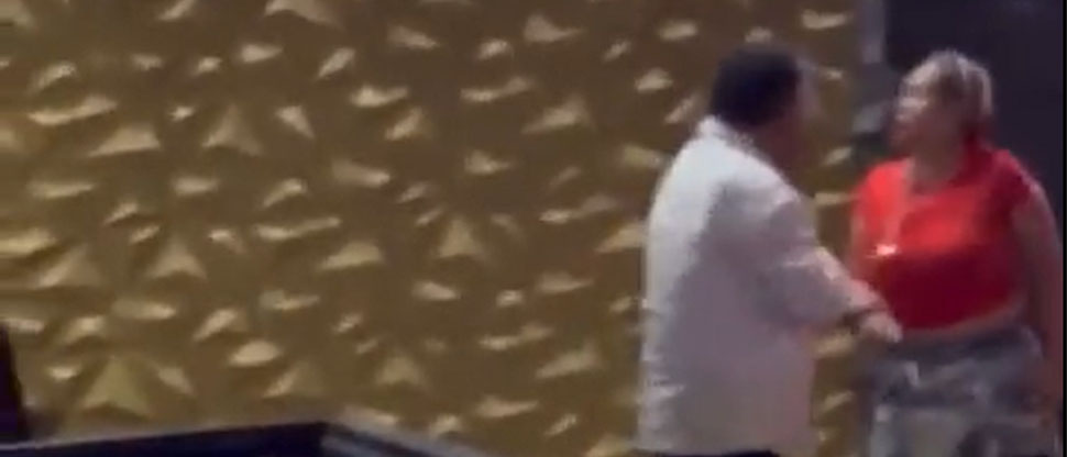 Exdiputado mexicano es golpeado por su esposa tras encontrarlo con su amante