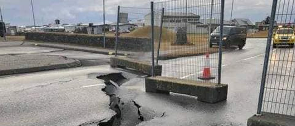 Comienza a salir vapor de grieta que atraviesa la ciudad islandesa de Grindavik 