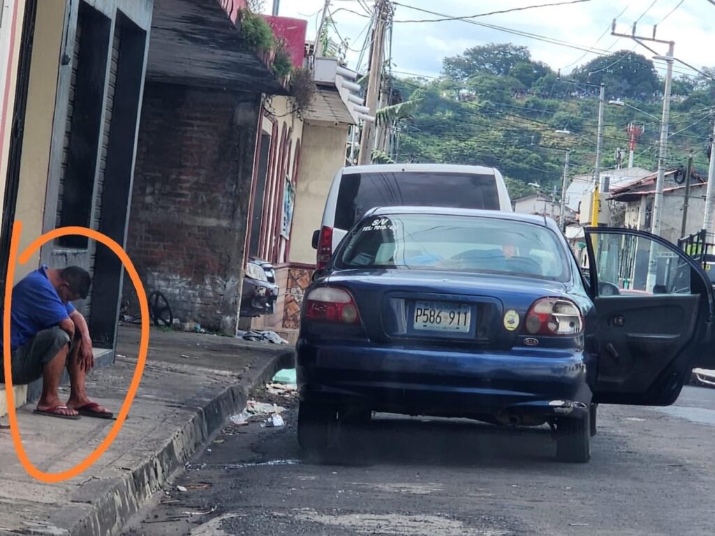 Conductor en aparente estado de ebriedad se queda dormido en la vía pública