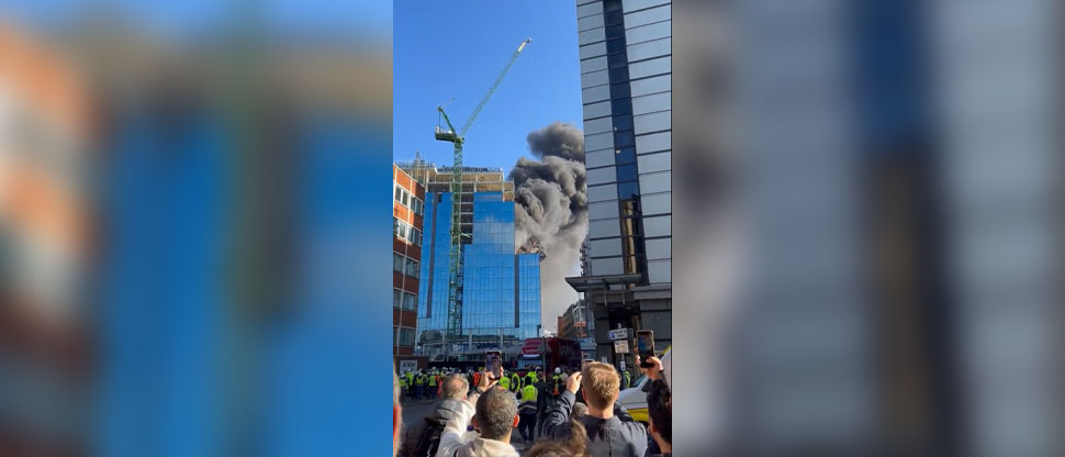 Este es el dramático momento del rescate de trabajador en incendio masivo en Reino Unido