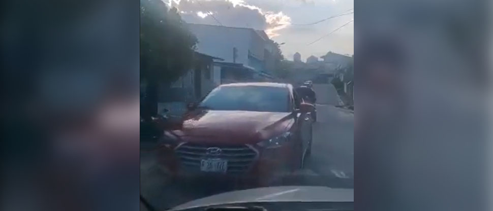 Denuncian a conductor que chocó a otro automovilista y después le echó el carro intimidándolo