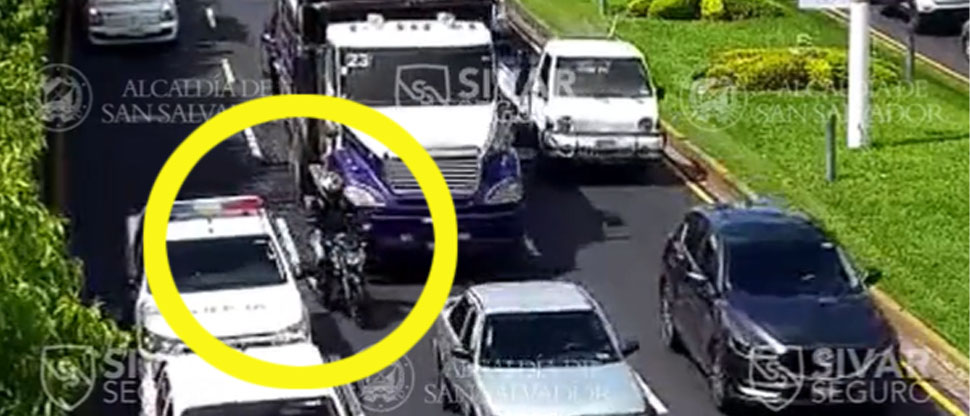 Captan instante cuando camión de volteo le pasa encima a un motociclista