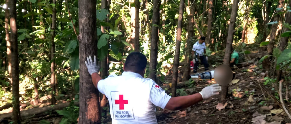 Rescatan a trabajador que sufrió accidente mientras cortaba árboles en Jayaque 