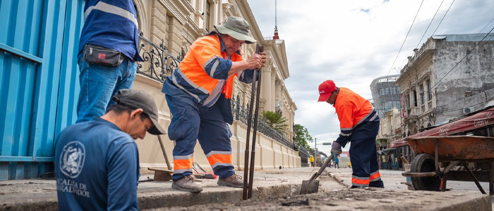 Inician la limpieza de la calle a un costado del Palacio Nacional 