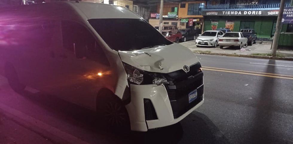 Hombre fallece tras ser atropellado por un microbús en el bulevar Venezuela