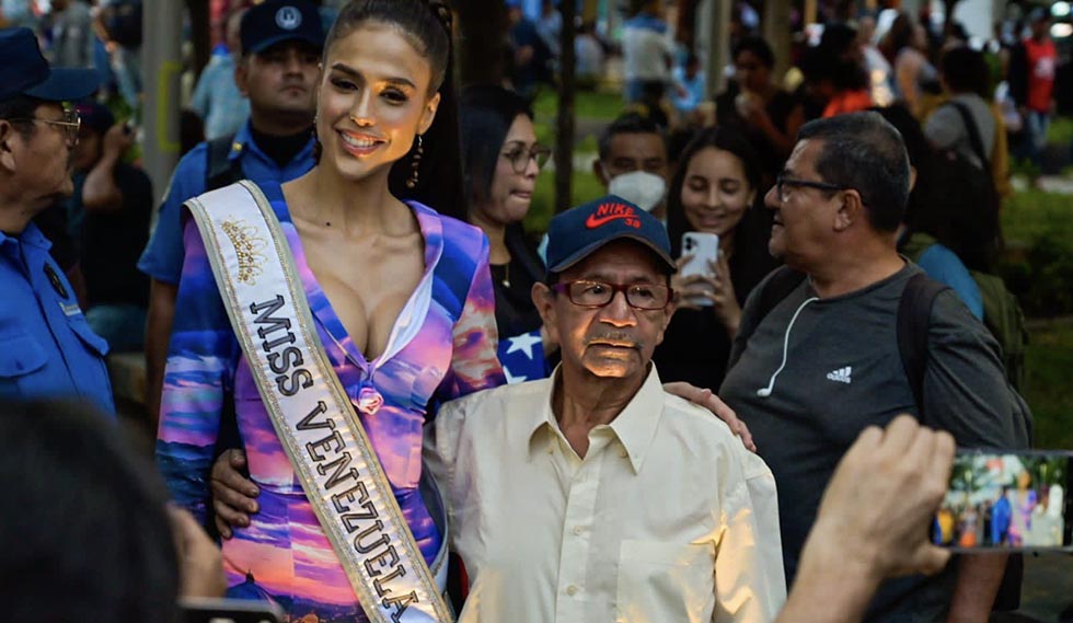 Misses disfrutan bailando en el Centro Histórico de San Salvador