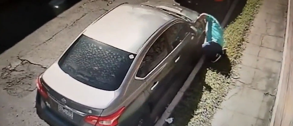 Denuncian a médico intolerante que pincha las llantas de autos estacionados en la calle