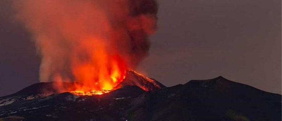 Monte Etna alarma a Italia tras entrar en nueva fase eruptiva