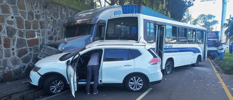 Motorista de rastra que provocó múltiple choque frente a la UCA habría escapado 