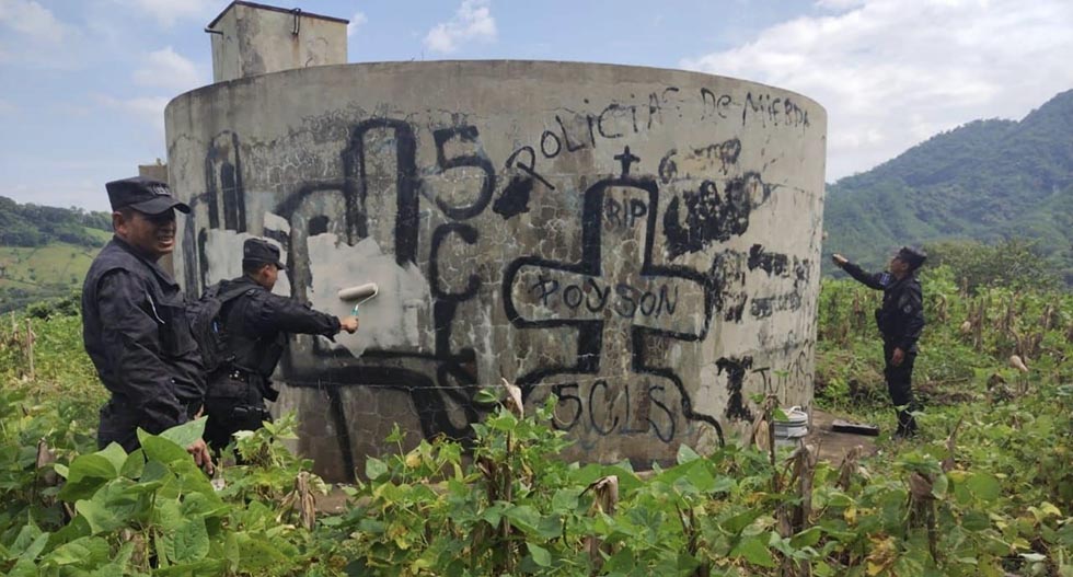 Policías eliminan grafitis de pandillas en Talnique, La Libertad