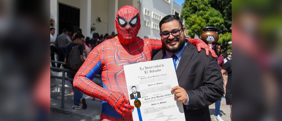 Señor se disfraza de Spiderman para ir a la graduación de su hijo en la Universidad
