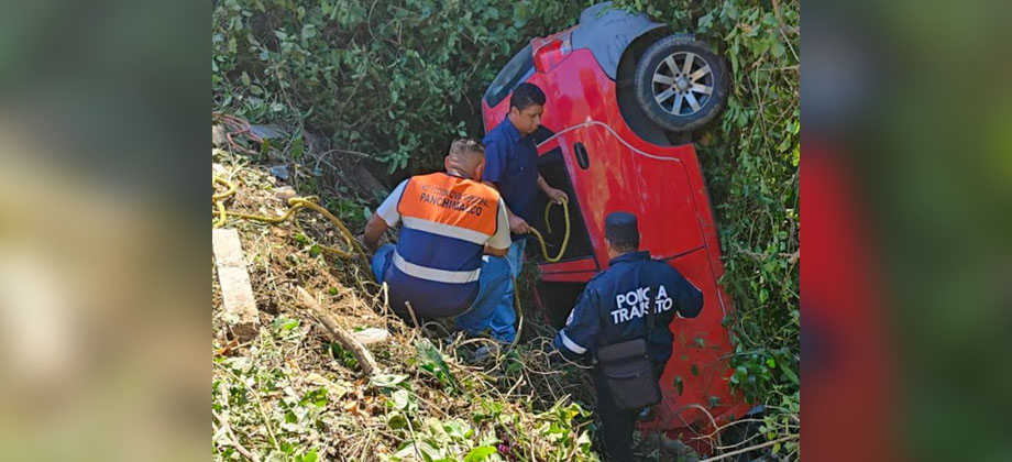 Automovilista lesionado tras caer a un barranco en carretera a Panchimalco