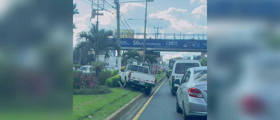 Pick up se sale de la calle y se estrella contra poste en el bulevar de Los Próceres  