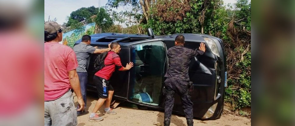 Desperfectos mecánicos provocan que pick up volcara en Ahuachapán