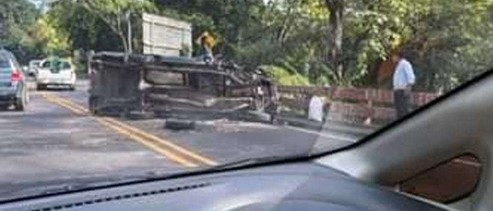 Pick up vuelca en el desvío a Jucuapa