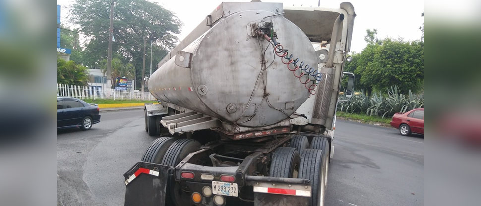 Pipa derrama diésel tras accidentarse en redondel de Quezaltepeque
