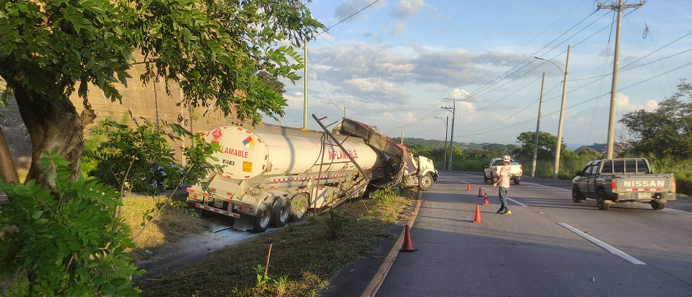 Pipa que transportaba combustible experimenta aparatoso accidente en la carretera a Comalapa