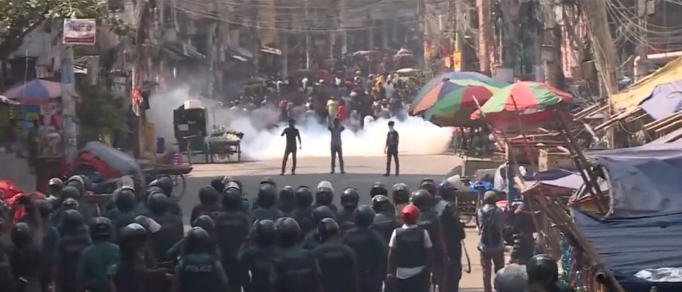 Miles de trabajadores de maquilas protagonizan violentas protestas en Bangladesh 