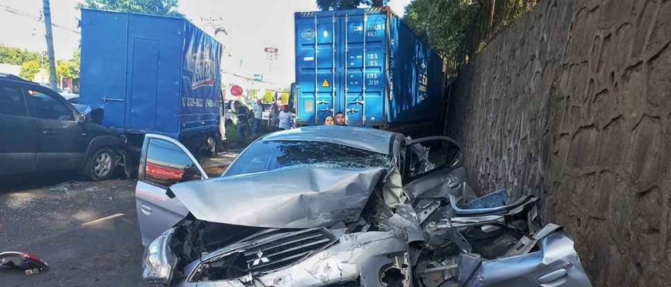 Trasladan de emergencia a 2 lesionados tras grave choque provocado por rastra frente a la UCA