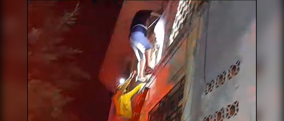 Evitan que joven se quitara la vida lanzándose de una terraza en Santa Ana