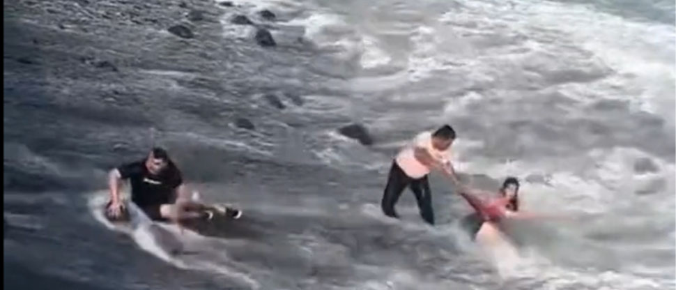 Pareja vive angustiantes momentos tras ser sorprendidos por la marea