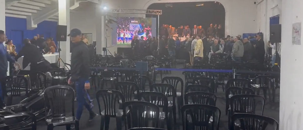 Socios de popular club de fútbol argentino agarran a “sillazos” a los miembros de la directiva  