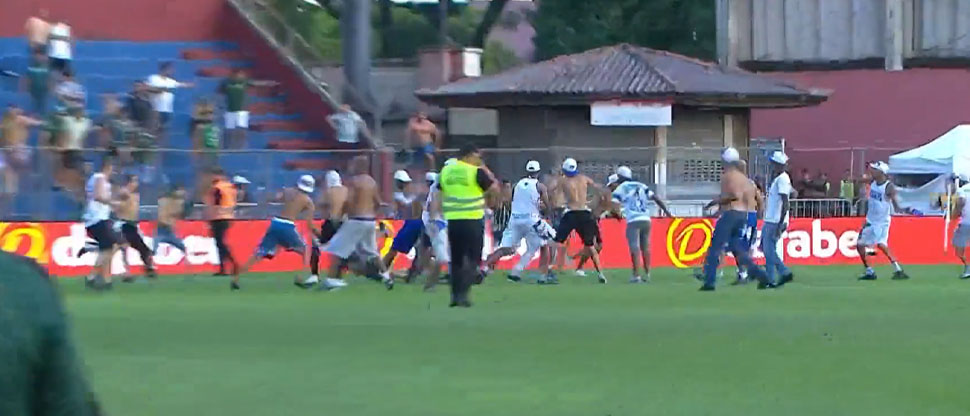 Bochornoso: Torcedores del Curitiba y Cruzeiro protagonizan brutal batalla campal 