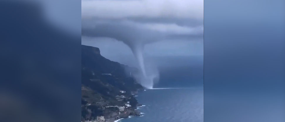 Captan impresionante tromba marina estrellándose en la costa de Italia