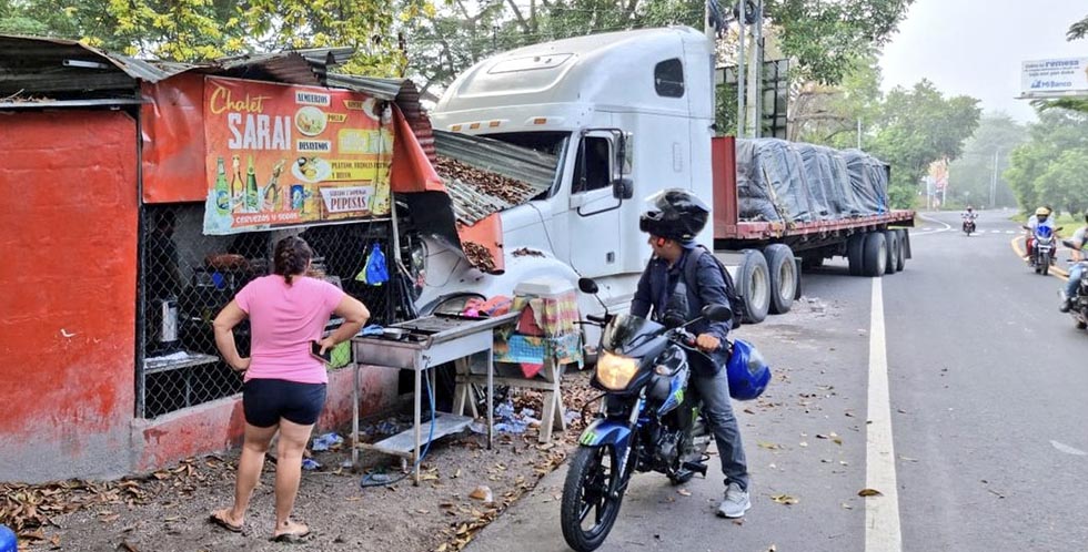 Rastra choca contra chalet en El Delirio, San Miguel