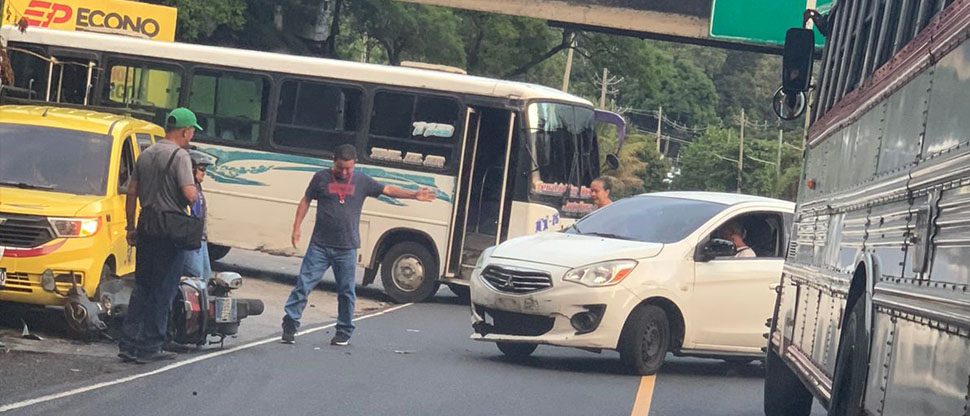 Por circular en sentido contrario para evadir el tráfico, conductor atropella a motociclista