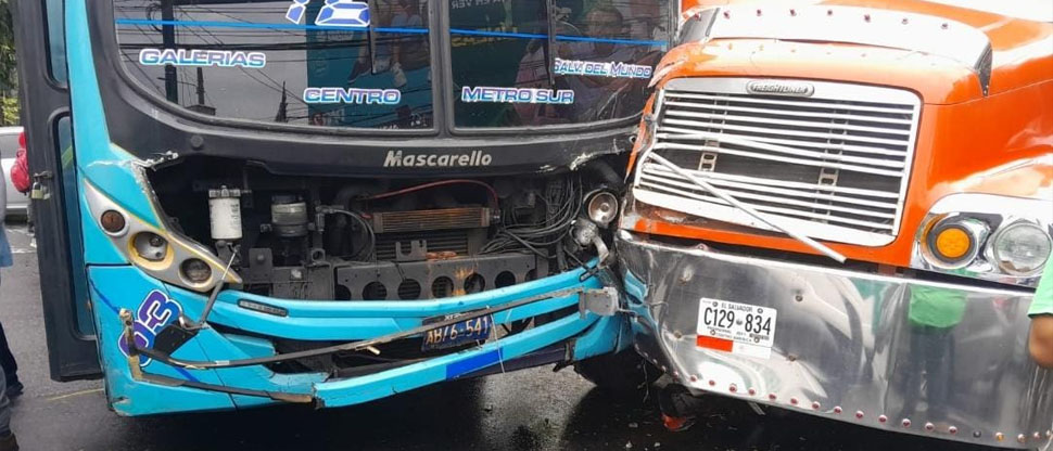 Reportan accidente entre un bus y camión sobre la Alameda Juan Pablo II